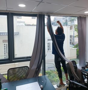 Dán phim chống nắng cửa kính văn phòng làm việc